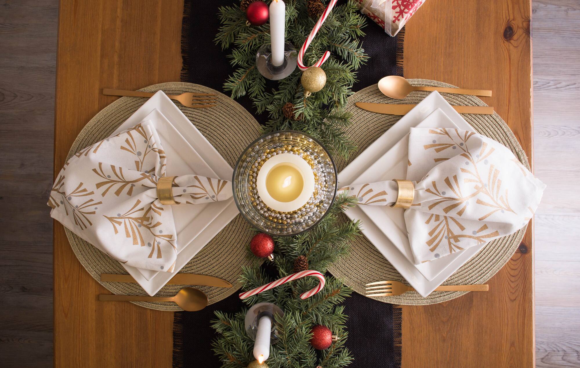 DII® Metallic Gold Round Polypropylene Woven Placemat (Set of 4)